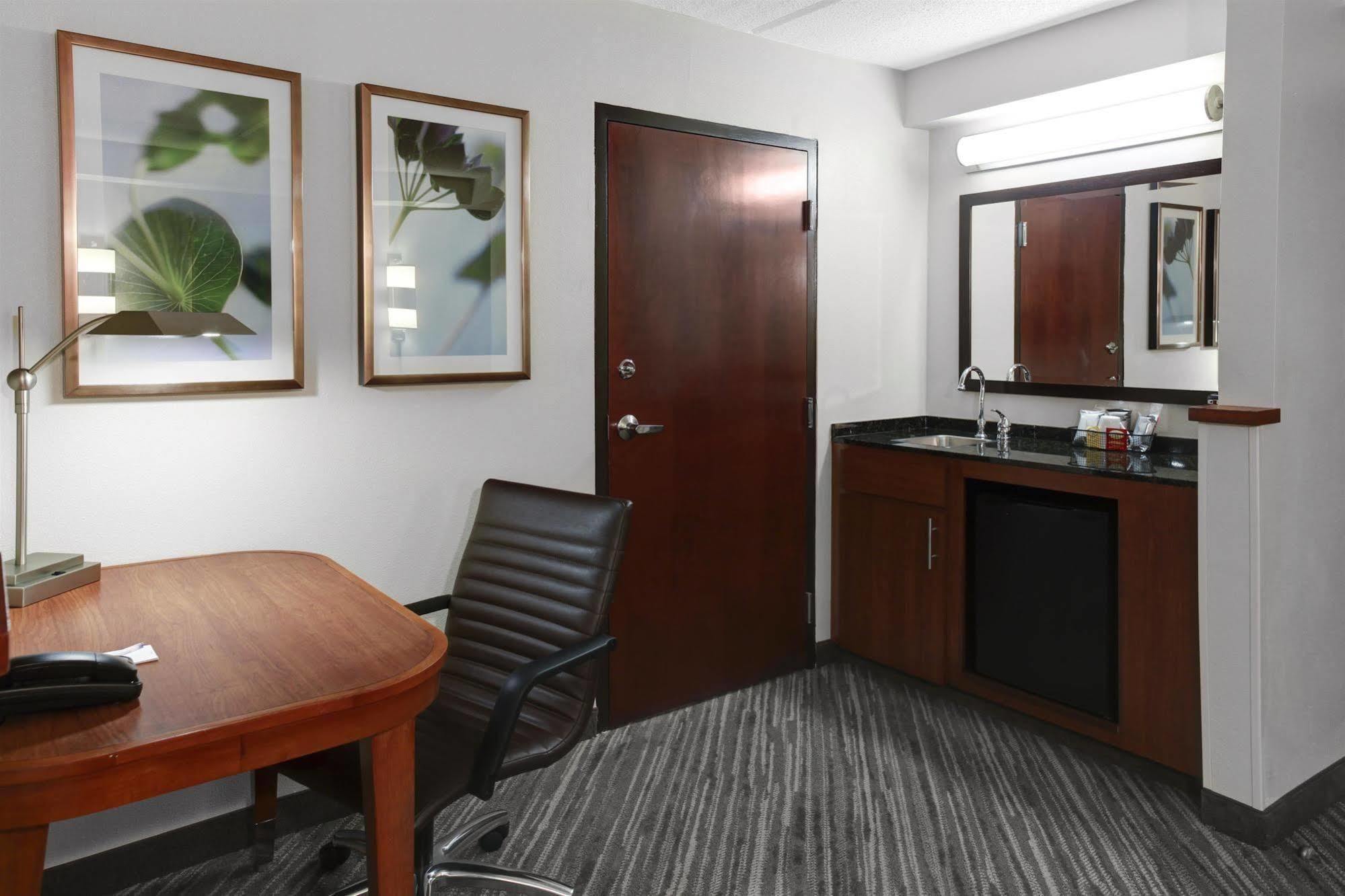 Hyatt Place Charlotte Airport Billy Graham Parkway Экстерьер фото